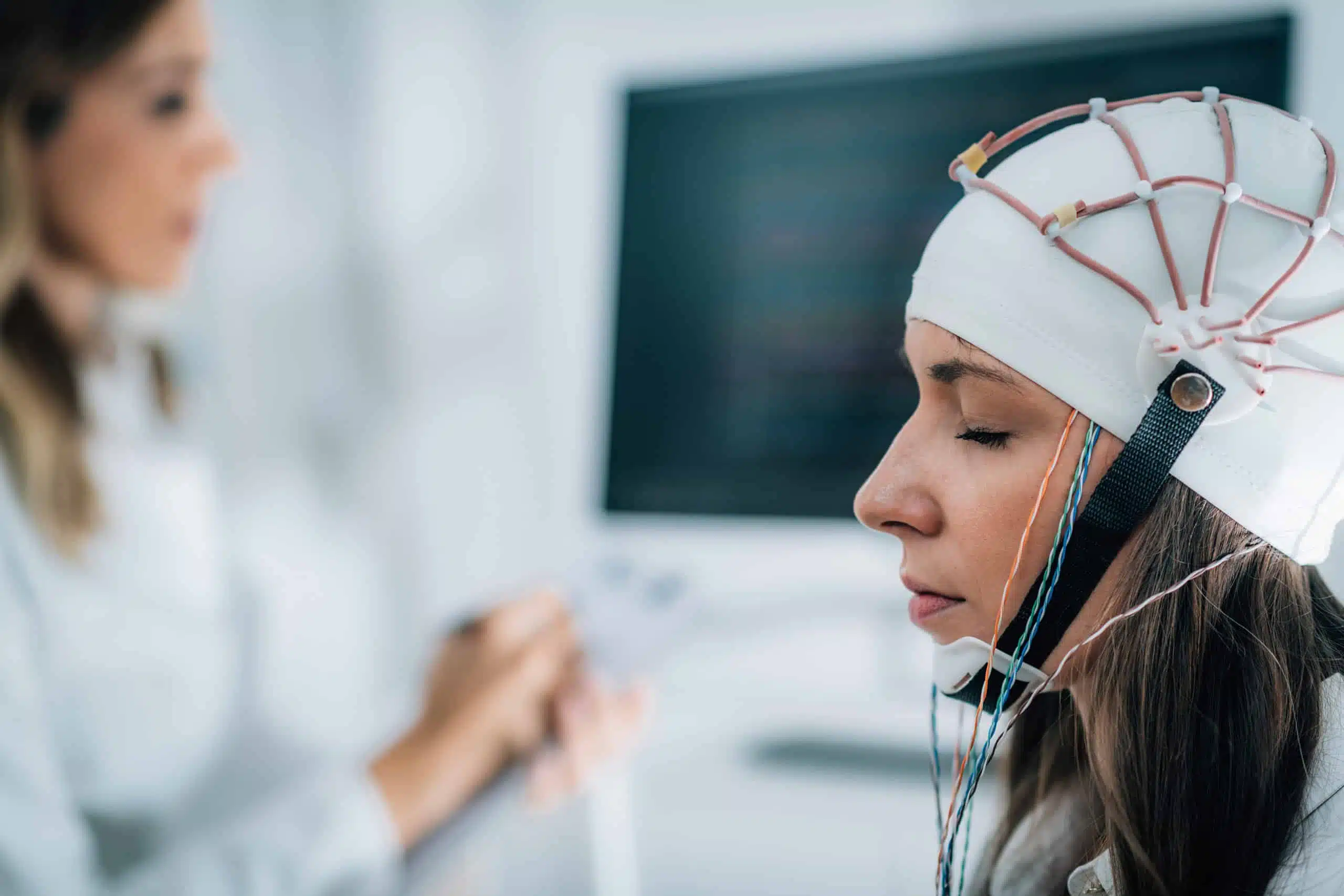 Ээг невролог. Электроэнцефалограф EEG-1200k. Врачи электроэнцефалограмма. Женщина занимается изучением мозга. Easy Neurology женщина преподаватель.